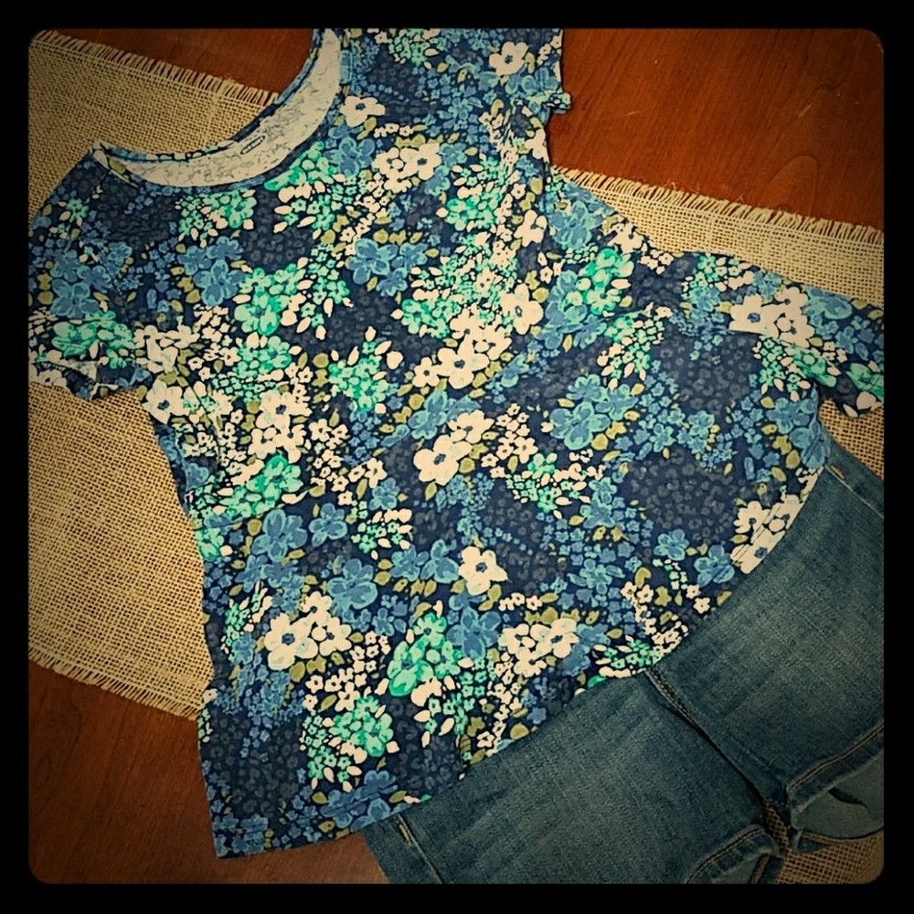 old navy stretch denim shorts and floral print top